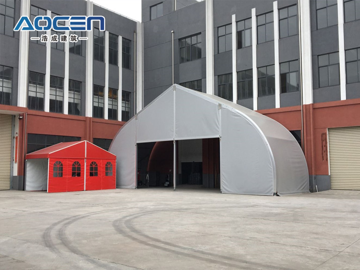 灰色彎柱機庫篷房